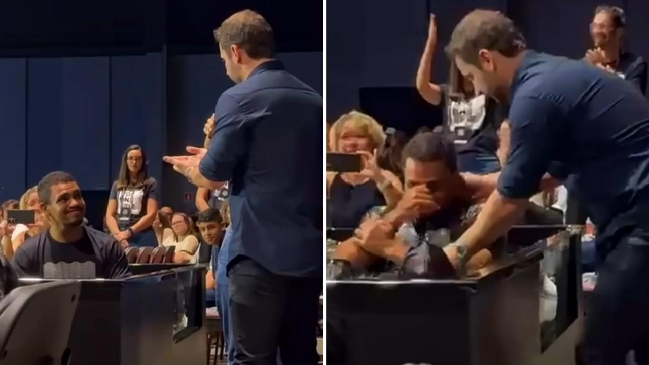 Pastor aprende Libras para batizar jovem surdo e emociona: “Há lugar à mesa”