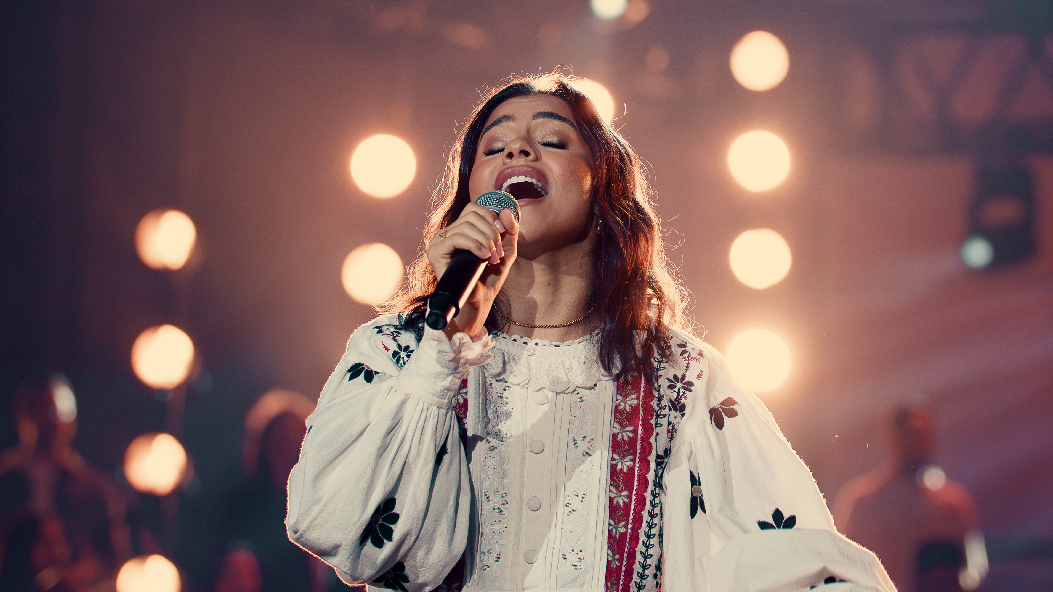 Às vésperas da Páscoa, Julia Vitória apresenta louvor sobre o sacrifício de Cristo