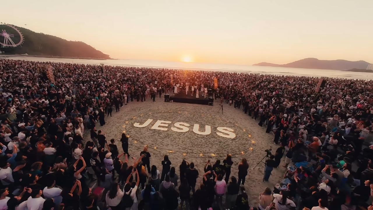 Mais de 15.000 mil pessoas adoram Jesus em praia de Santa Catarina: “Estratégia do céu”