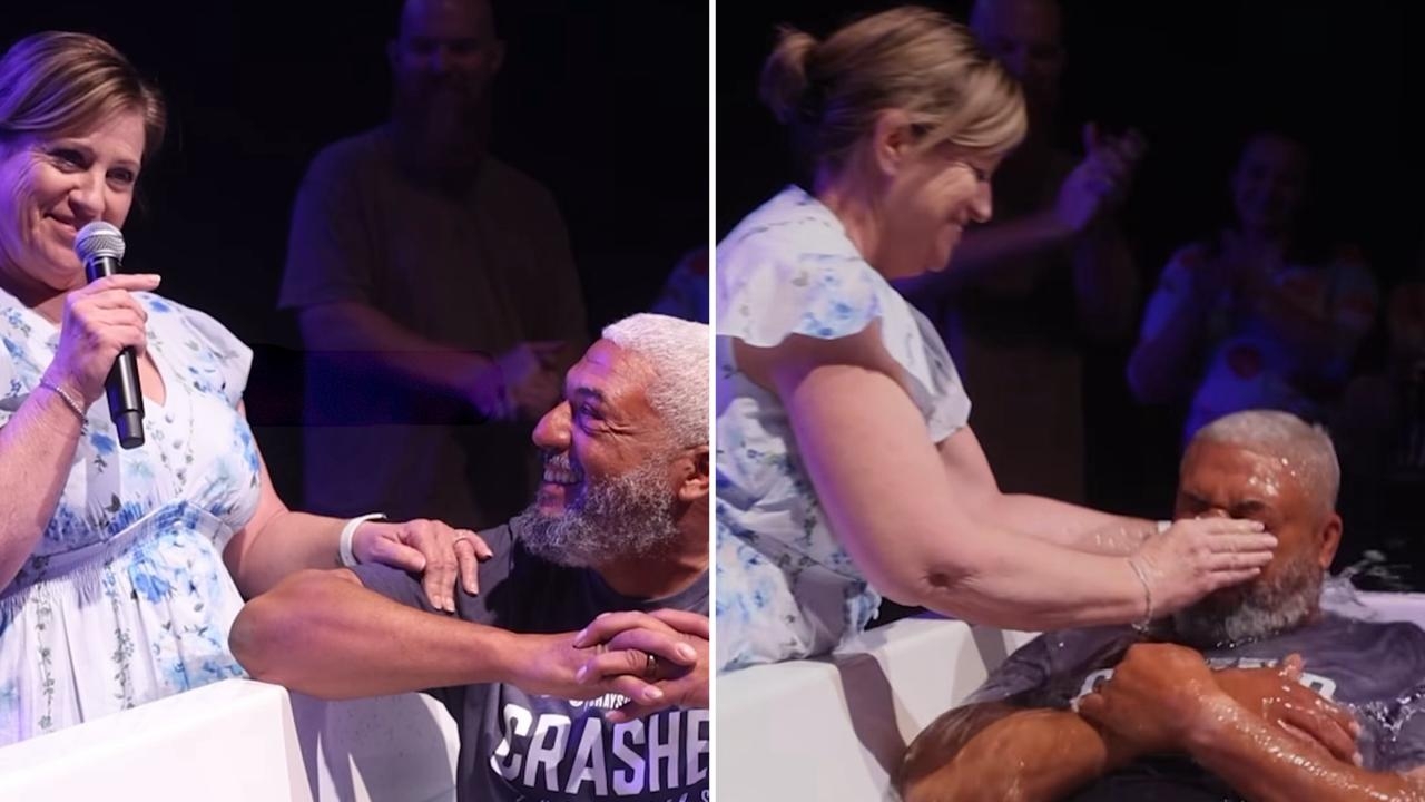 Após anos orando pelo marido, mulher o batiza em igreja nos EUA: “Deus restaurou tudo”