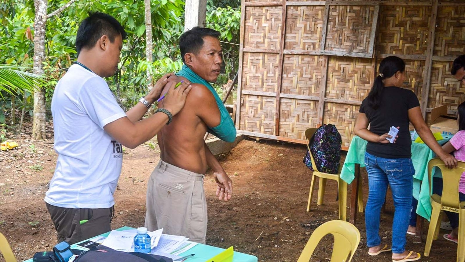 Homem aceita Jesus após ser evangelizado por missionários médicos nas Filipinas