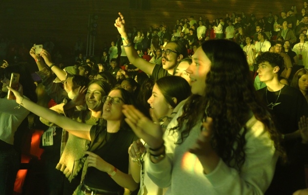 Jovens se entregam a Jesus em conferência sobre discipulado na Espanha