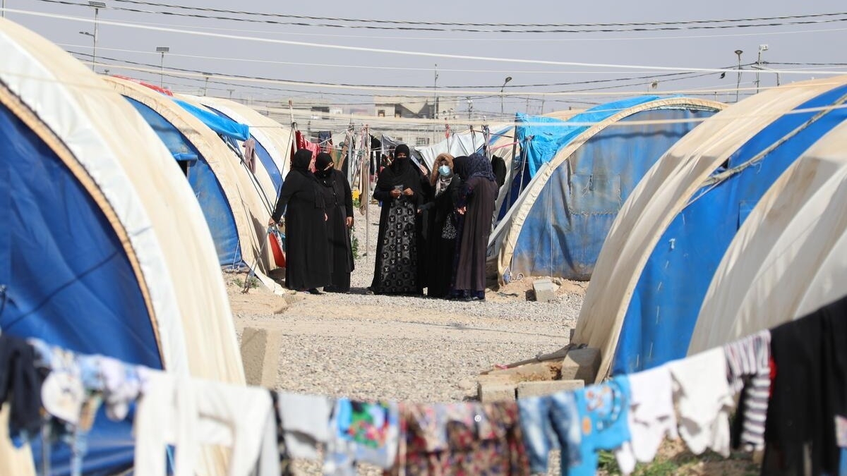 Missionários limpam banheiros em campo de refugiados para evangelizar no Oriente Médio
