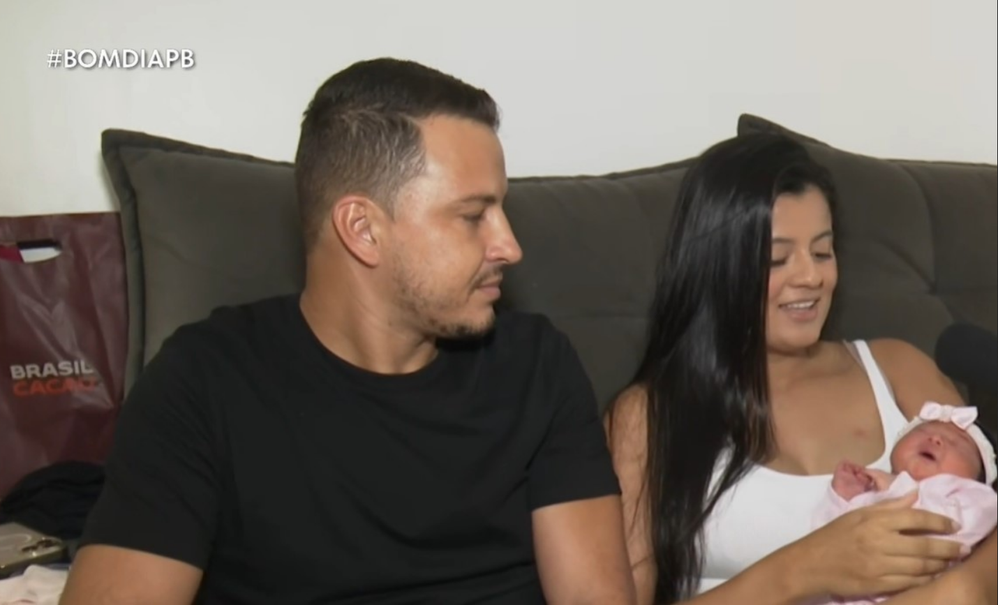 Um ano após perda gestacional, mãe dá à luz em carro: ‘Deus fez além do que pedimos’”