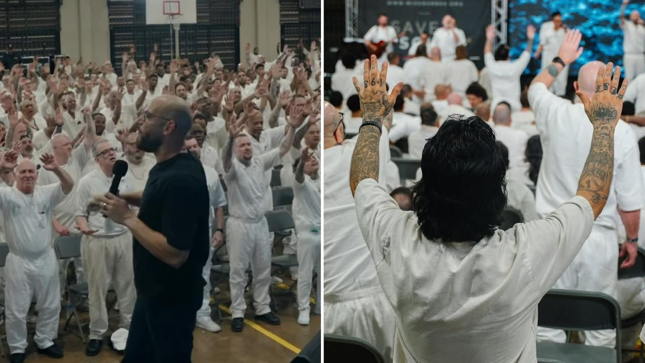 Centenas de detentos adoram a Jesus em culto nos EUA: “Deus está fazendo algo incrível” 