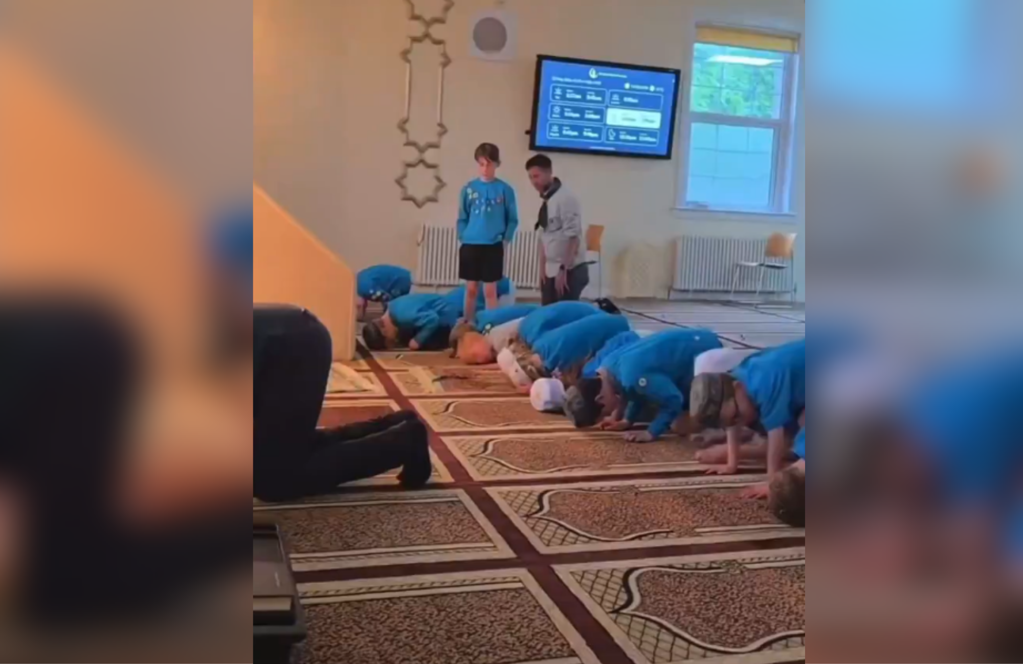 Único a não se ajoelhar em mesquita, jovem é comparado à história de Daniel