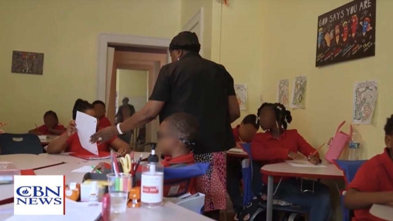 Escola cristã gratuita ensina crianças a orar e conhecer a Deus nos EUA: “Mudando vidas”