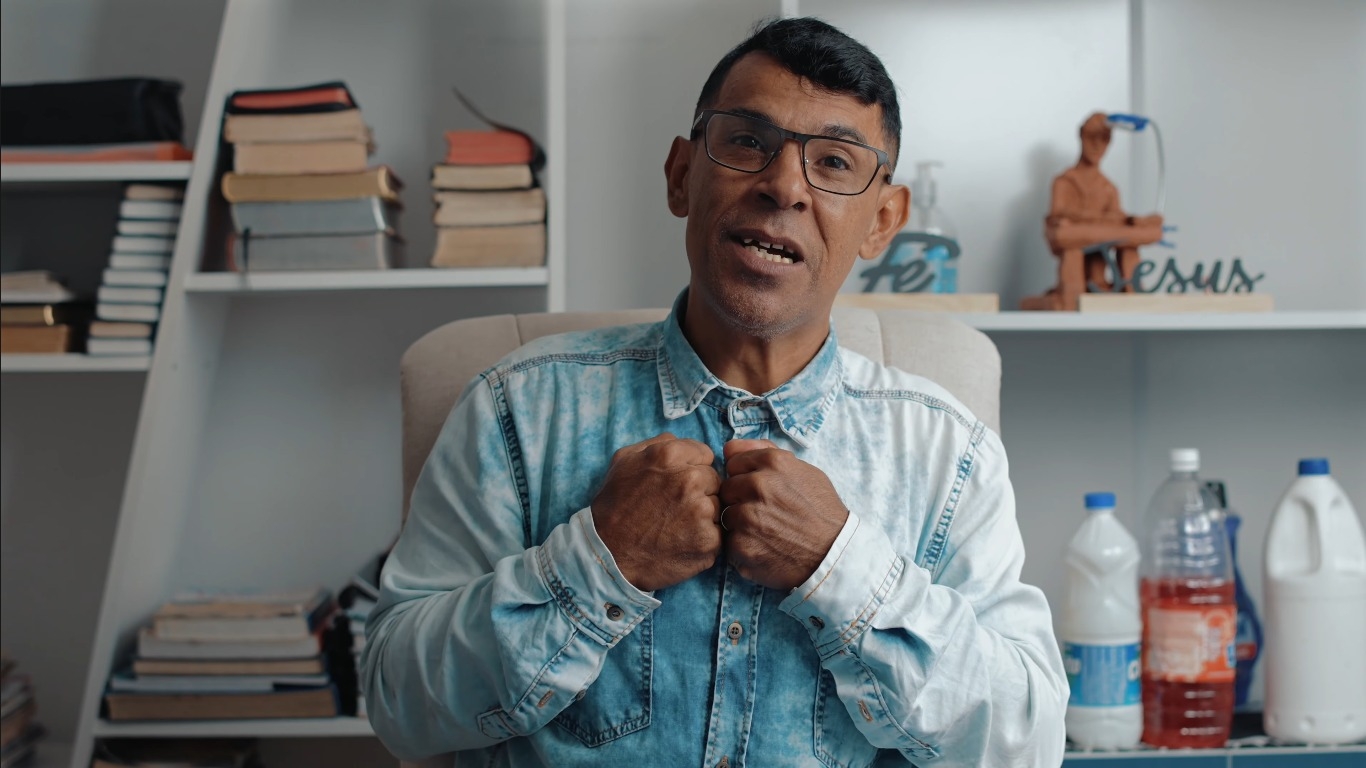 Após ser liberto do vício em crack, homem abre centro de recuperação: “Deus me lavou”