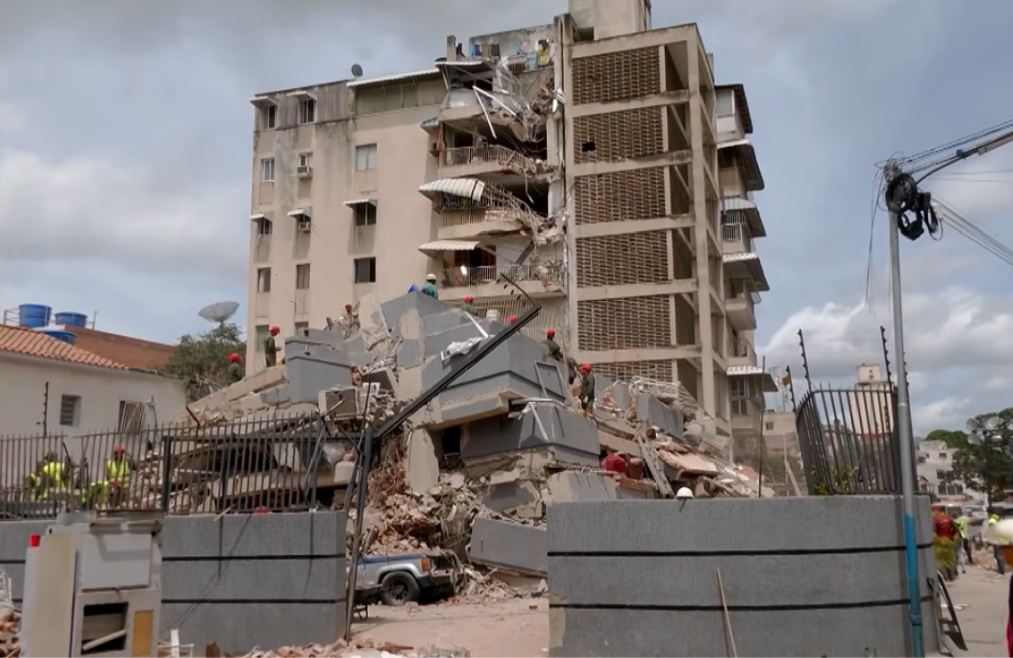 Fiéis sobrevivem após templo ser atingido por terremoto: “Deus quis nos salvar”