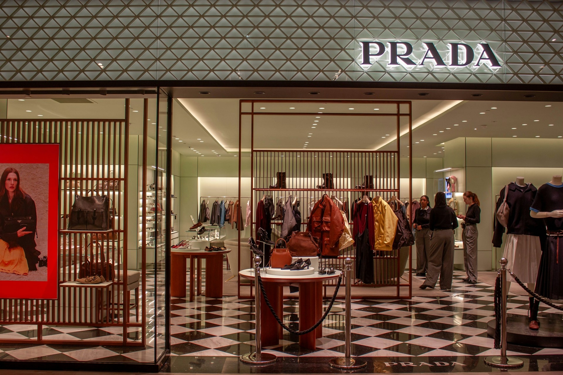 Prada é questionada ao nomear artista palestino crítico de Israel como embaixador da marca