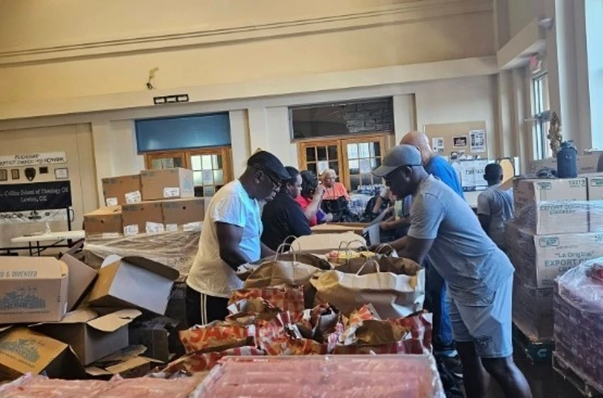 Mais de 30 pessoas aceitam Jesus em distribuição de alimento em igreja: “Buscamos almas”