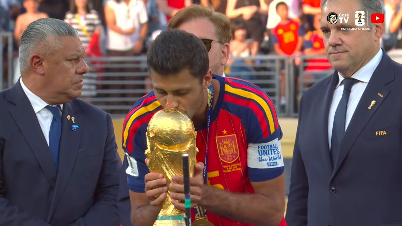 “Sou cristão e há alguém lá em cima me ajudando”, diz Rodri após vencer Copa do Mundo