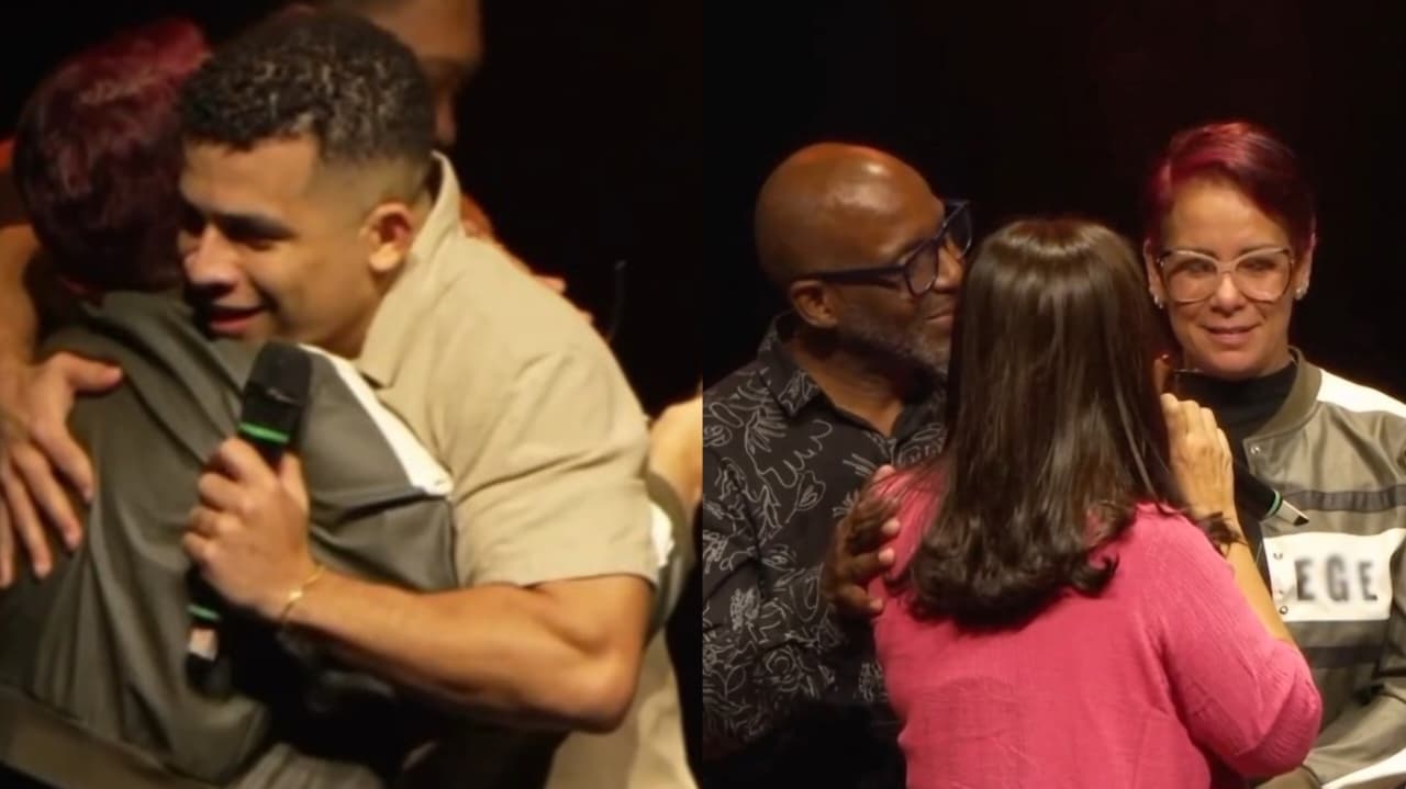 Mulher pede oração a comediante e volta para Jesus durante stand-up cristão