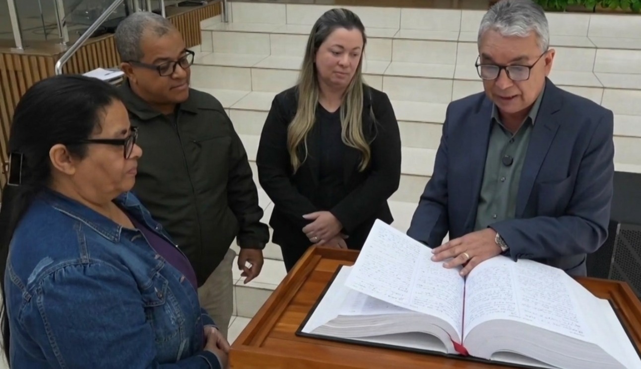 Igreja no Paraná conclui Bíblia escrita à mão após 10 anos: ‘Um privilégio’