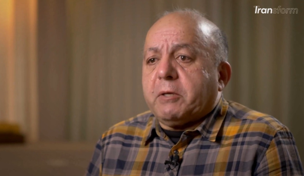 Iraniano lê a Bíblia para forjar imigração e acaba se convertendo: ‘Mostrou meu pecado’