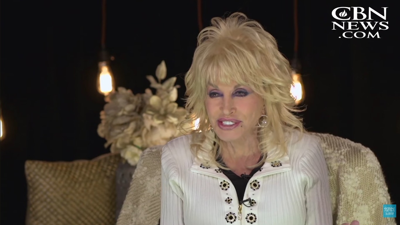 Lenda do Country, Dolly Parton morre aos 80 anos: “Está nos braços de Jesus”