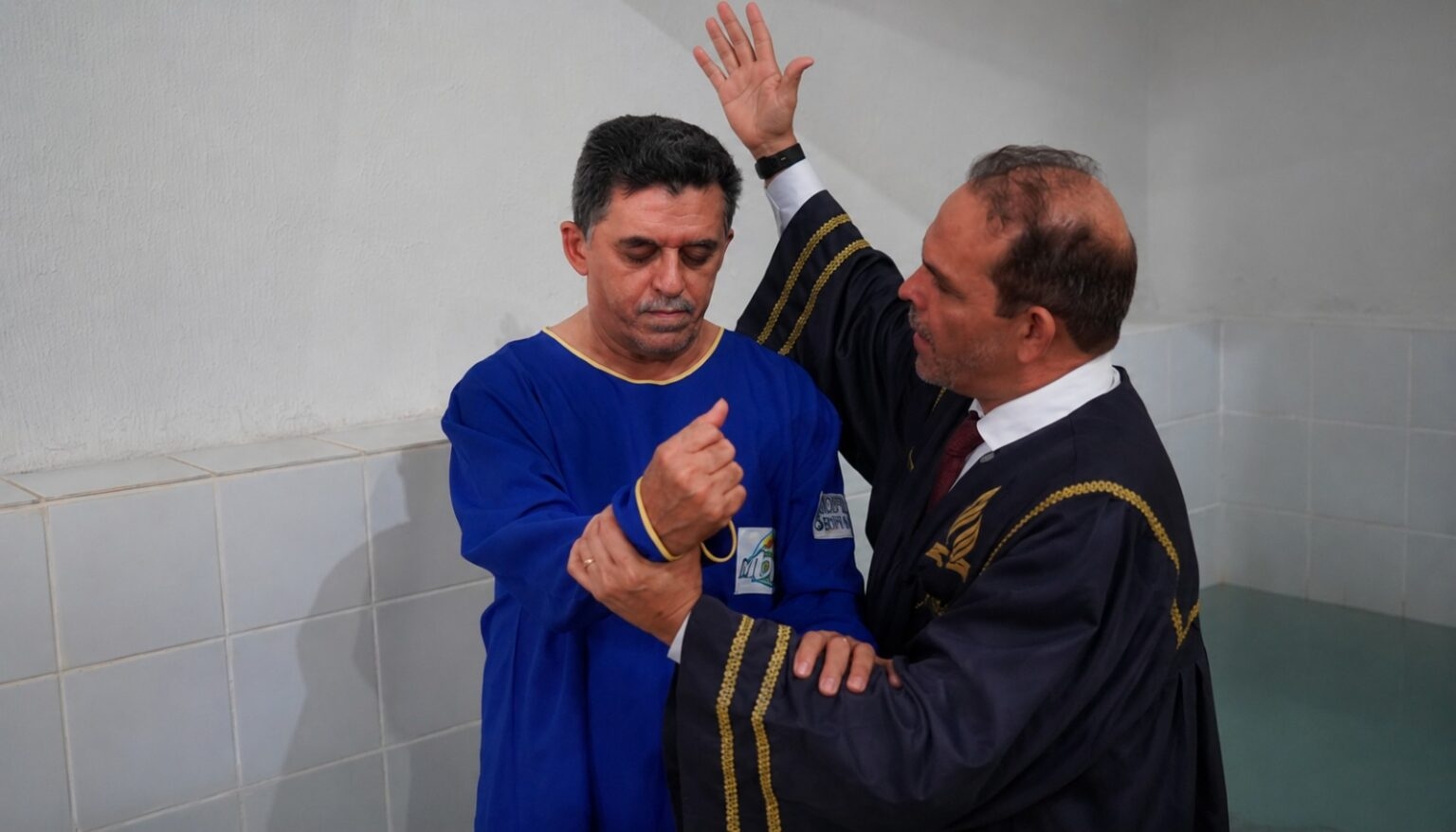 Após mãe orar por 40 anos, filho aceita Jesus e é batizado no Pará
