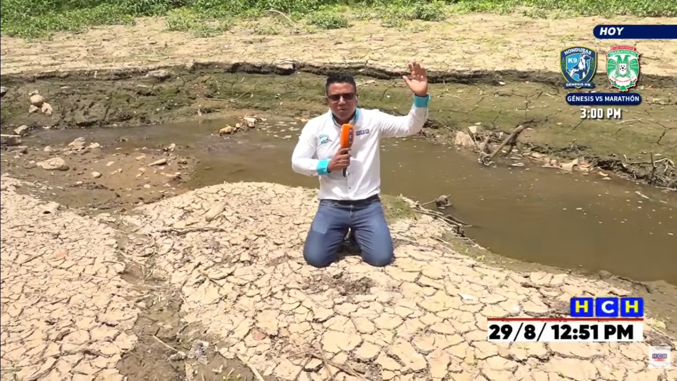 Repórter ora de joelhos ao vivo em meio a seca em Honduras: “Jesus, envia chuva”
