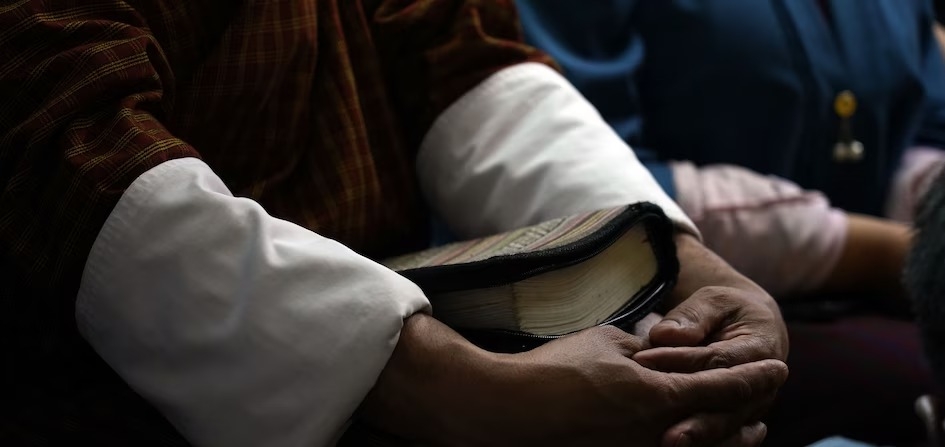 Pastor tem água e luz cortadas por realizar cultos em casa no Butão