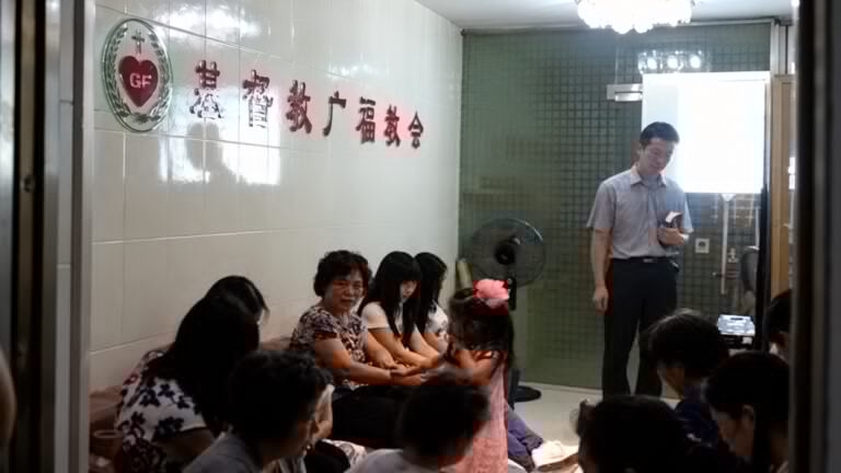 Polícia apreende materiais evangelísticos e expulsa igreja de local de culto na China