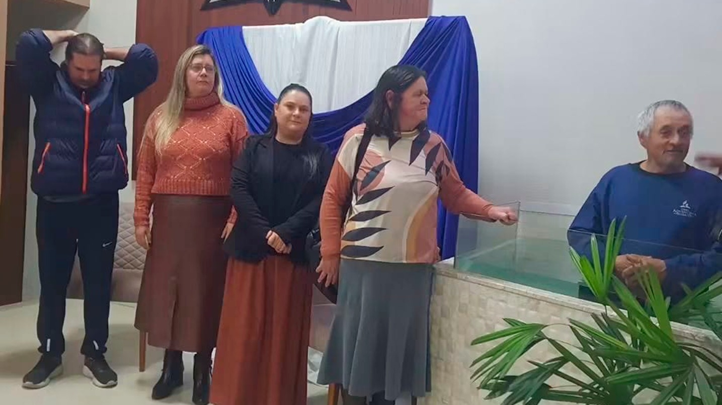 Após esposa orar por 21 anos, homem supera alcoolismo e é batizado: “Deus o transformou”