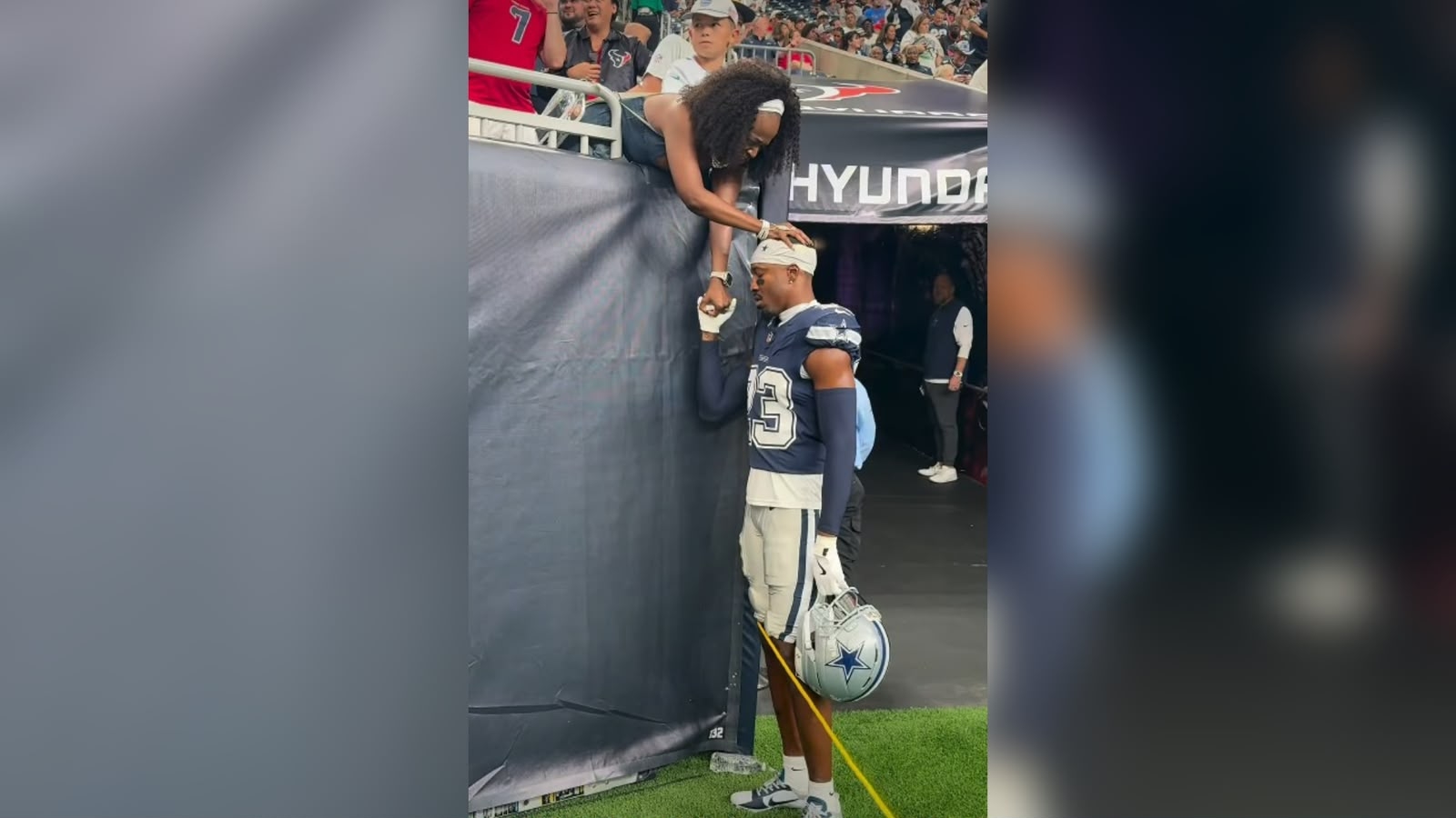 Mãe ora pelo filho jogador durante jogo da NFL