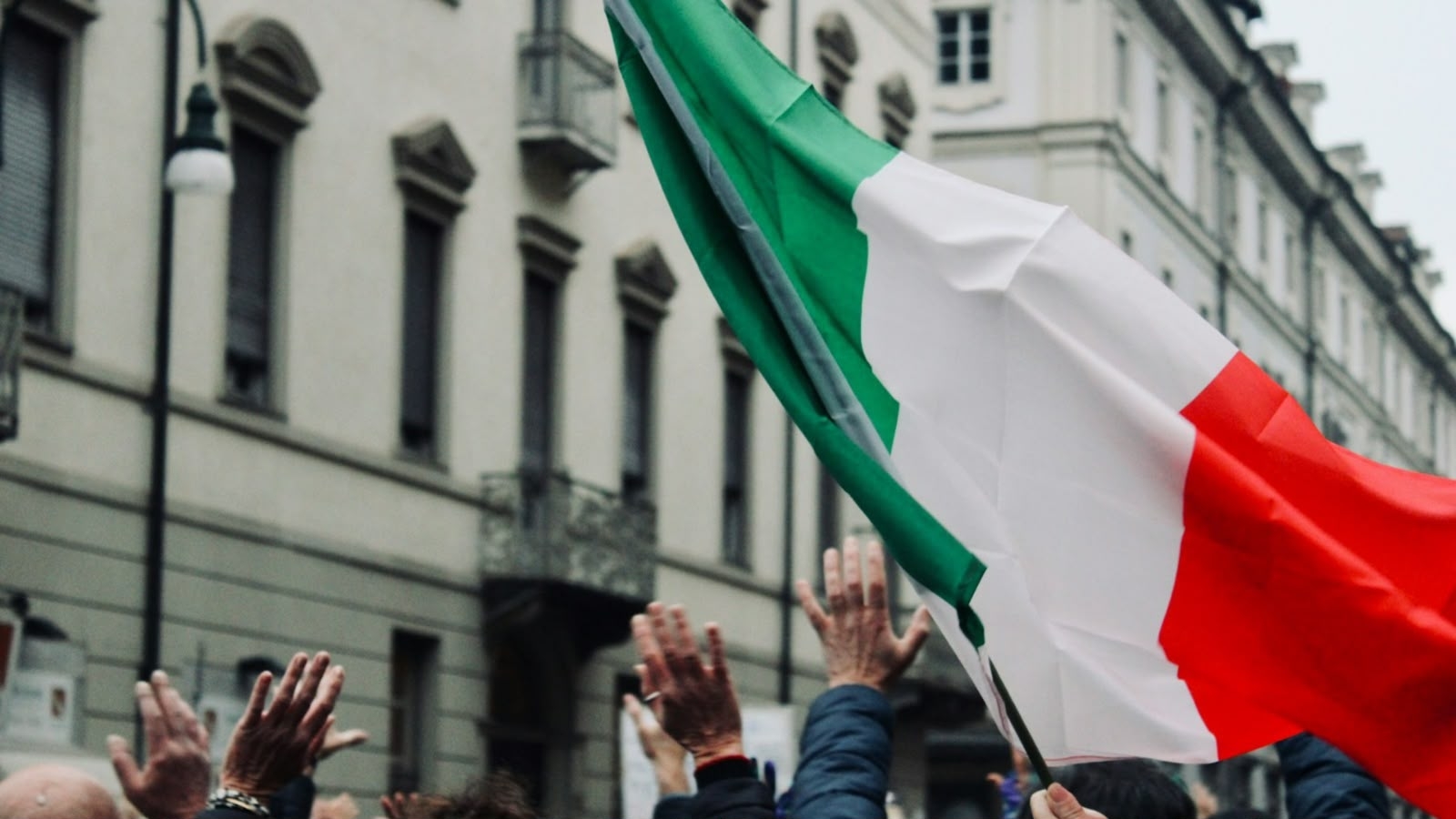 Ex-ateu aceita Jesus e evangeliza bairro com apenas uma igreja evangélica em Roma