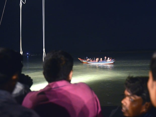 Equipes de resgate trabalham na busca por desaparecidos de balsa que afundou em Bangladesh 