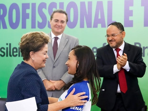Dilma Rousseff cumprimenta Cárita Cristiane Nepomuceno Almeida, técnica em edificação formada pelo Senai, durante cerimônia de lançamento da segunda etapa do Pronatec