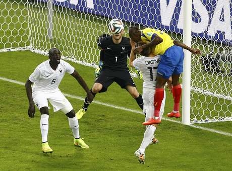 Valencia tenta marcar para o Equador, mas goleiro francês Hugo Lloris salva