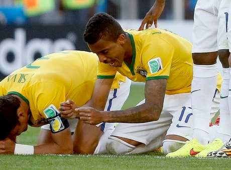 Brasileiros durante cobrança de pênaltis contra o Chile; semana em que lado emocional ganhou mais destaque do que futebol irregular