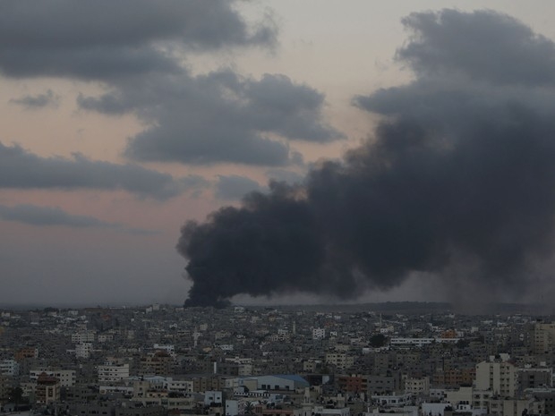 25/7 - Fumaça é vista na Cidade de Gaza após ataque israelense