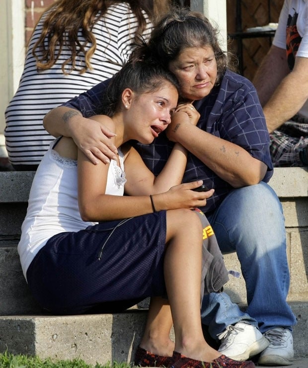 Lisa Kepler chora após a morte de seu namorado, assassinado por seu pai, que é policial, em Tulsa, nos Estados Unidos