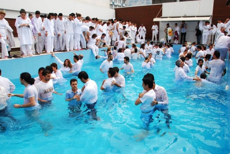 Mais de 200 iranianos e afegãos são batizados em culto: "Jesus nos libertou"